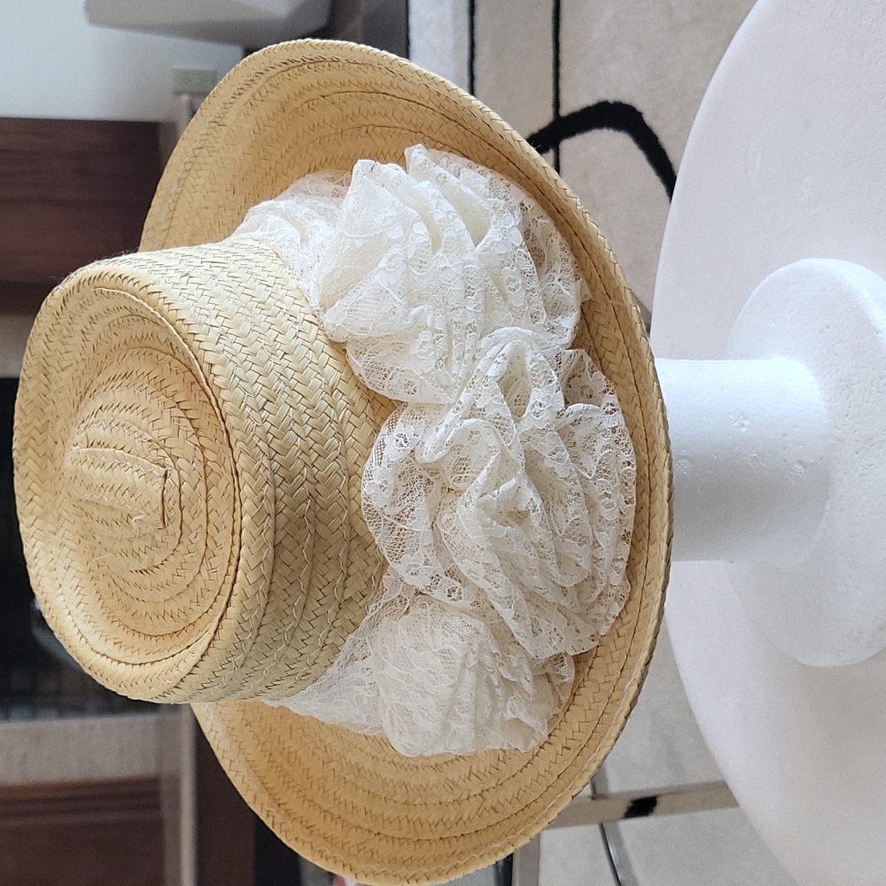 Toucan Straw Sun Hat with White Lace Rosette Band